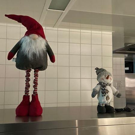 Weihnachtsfiguren in der Mensa