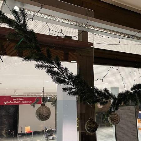 Adventszweige im Pausenverkauf mit Blick in die Aula