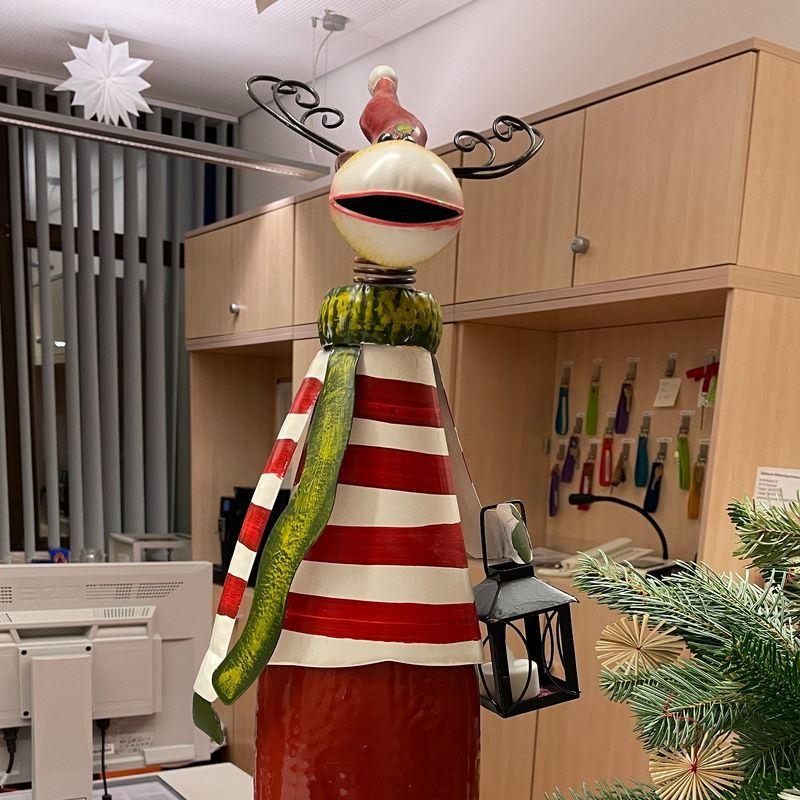 Der Weihnachtselch im Sekretariat
